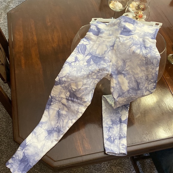 🦋AERIE OFFLINE LEGGINGS One of a kind blue and white tie-dye size extra small - Picture 7 of 10